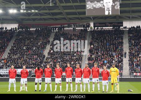 ALKMAAR - Schweigeminute vor dem niederländischen Eredivisie-Spiel zwischen AZ Alkmaar und Excelsior Rotterdam im AFAS-Stadion am 10. März 2024 in Alkmaar, Niederlande. ANP ED VAN DE POL Stockfoto