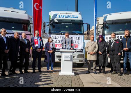 10. März 2024: Gaziantep, Turkiye: Gaziantep, Turkiye. 10. März 2024. In Gaziantep wird ein Hilfskonvoi mit fünf großen Lastkraftwagen organisiert, der bereit ist, nach Gaza zu fahren. An der Veranstaltung nahmen der Gouverneur von Gaziantep, Kemal Ã‡eber, der Bürgermeister von Gaziantep, Fatima Åžahin, der ehemalige Justizminister und Vizepräsident der Partei für Gerechtigkeit und Entwicklung, Abdulhamit GÃ¼l, sowie lokale Würdenträger Teil. Der Gaziantep-Konvoi ist einer von vielen Konvois, die in verschiedenen türkischen Städten auf dem Weg in den verwüsteten Gazastreifen vorbereitet wurden (Credit Image: © Zakariya Yahya/IMAGESLIVE via ZUMA Press Wire), EDITORIAL USAG Stockfoto