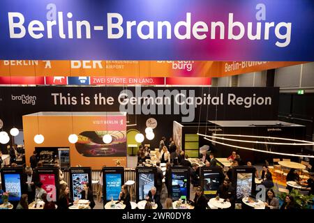 ITB Reisemesse Berlin Deu, Deutschland, Berlin, 06.03.2024 Besucher und Hanedler am Stand von Berlin Brandenburg unter dem Motto Dies ist die deutsche Hauptstadtregionauf der Internationalen Tourismusboerse ITB 2024 in Berlin Deutschland. Die ITB stehen in diesem Jahr unter dem Motto gemeinsam die Transformation in Reisen und Tourismus führen . Ueber 5,500 Unternehmen aus 165 Laendern nahmen an der Messe Teil für die globale Vertretung und Zusammenarbeit innerhalb der Tourismusbranche en: Besucher und Händler am Stand Berlin Brandenburg unter dem mott Stockfoto