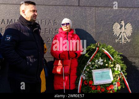 Dorota Halaburda mit Zbigniew Komosa unter der Smolensk-Treppe. Jaroslaw Kaczynski, Präsident für Recht und Gerechtigkeit, legt den Opfern der Smolensk-Katastrophe einen Kranz an das Denkmal. Warschau Polen Copyright: XMikolajxJaneczekx Stockfoto