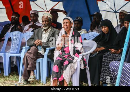 Die Menschen beten während der Verteilung von Lebensmittelspenden an bedürftige Mitglieder der muslimischen Gemeinden durch die Regierung Kenias vor dem Ramadan in Nakuru. Die kenianische Regierung spendete vor dem Ramadan Nahrungsmittel an bedürftige muslimische Gemeindemitglieder. Stockfoto