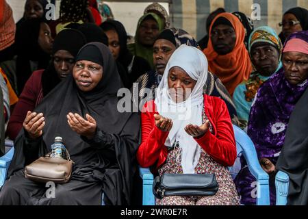 Die Menschen beten während der Verteilung von Lebensmittelspenden an bedürftige Mitglieder der muslimischen Gemeinden durch die Regierung Kenias vor dem Ramadan in Nakuru. Die kenianische Regierung spendete vor dem Ramadan Nahrungsmittel an bedürftige muslimische Gemeindemitglieder. Stockfoto