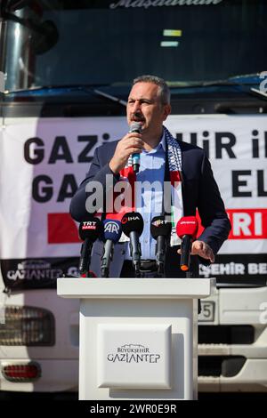 10. März 2024: Gaziantep, Turkiye: Gaziantep, Turkiye. 10. März 2024. In Gaziantep wird ein Hilfskonvoi mit fünf großen Lastkraftwagen organisiert, der bereit ist, nach Gaza zu fahren. An der Veranstaltung nahmen der Gouverneur von Gaziantep, Kemal Ã‡eber, der Bürgermeister von Gaziantep, Fatima Åžahin, der ehemalige Justizminister und Vizepräsident der Partei für Gerechtigkeit und Entwicklung, Abdulhamit GÃ¼l, sowie lokale Würdenträger Teil. Der Gaziantep-Konvoi ist einer von vielen Konvois, die in verschiedenen türkischen Städten auf dem Weg in den verwüsteten Gazastreifen vorbereitet wurden (Credit Image: © Zakariya Yahya/IMAGESLIVE via ZUMA Press Wire), EDITORIAL USAG Stockfoto