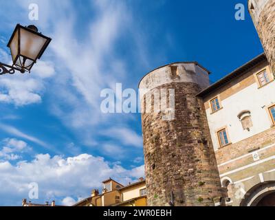 Porta San Gervasio (St.-Gervasius-Tor) zylindrischer Turm in Lucca. Dieses Stadttor wurde 1255 errichtet und ist einer der letzten verbliebenen Teile des Mittelalters Stockfoto