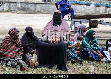 Frauen verfolgen Verfahren bei der Verteilung von Lebensmittelspenden an bedürftige Mitglieder der muslimischen Gemeinschaften durch die Regierung Kenias vor dem Ramadan in Nakuru. Die kenianische Regierung spendete vor dem Ramadan Nahrungsmittel an bedürftige muslimische Gemeindemitglieder. (Foto: James Wakibia / SOPA Images/SIPA USA) Stockfoto