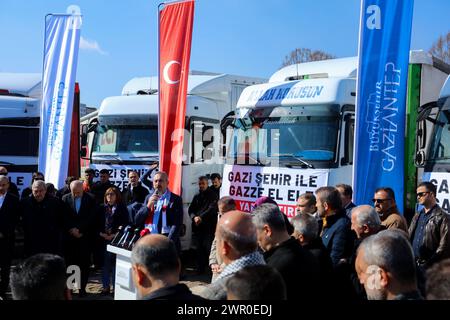 Gaziantep, Turkiye. März 2024. Gaziantep, Turkiye. 10. März 2024. In der südtürkischen Stadt Gaziantep wird ein Konvoi von fünf Lastwagen mit humanitärer Hilfe vorbereitet, der bereit ist, nach Gaza zu fahren. An der Veranstaltung nahmen der Gouverneur von Gaziantep, Kemal Ã‡eber, der Bürgermeister von Gaziantep, Fatima Åžahin, der ehemalige Justizminister und Vizepräsident der Partei für Justiz und Entwicklung, Abdulhamit GÃ¼l, sowie lokale Würdenträger und Unternehmer Teil. Andere Städte in Turkije haben auch Konvois humanitärer Hilfe vorbereitet, die in den bombardierten Gazastreifen fliegen (Credit Image: © Muhammad Stockfoto