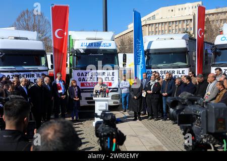 Gaziantep, Turkiye. März 2024. Gaziantep, Turkiye. 10. März 2024. In der südtürkischen Stadt Gaziantep wird ein Konvoi von fünf Lastwagen mit humanitärer Hilfe vorbereitet, der bereit ist, nach Gaza zu fahren. An der Veranstaltung nahmen der Gouverneur von Gaziantep, Kemal Ã‡eber, der Bürgermeister von Gaziantep, Fatima Åžahin, der ehemalige Justizminister und Vizepräsident der Partei für Justiz und Entwicklung, Abdulhamit GÃ¼l, sowie lokale Würdenträger und Unternehmer Teil. Andere Städte in Turkije haben auch Konvois humanitärer Hilfe vorbereitet, die in den bombardierten Gazastreifen fliegen (Credit Image: © Muhammad Stockfoto