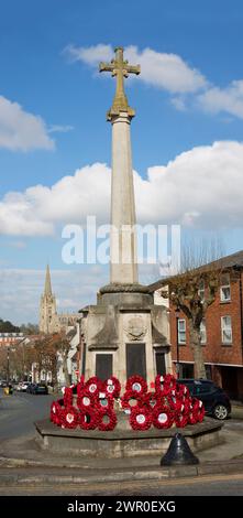 War Memeorial und St Mary's Church High Street Saffron Walden Essex Stockfoto