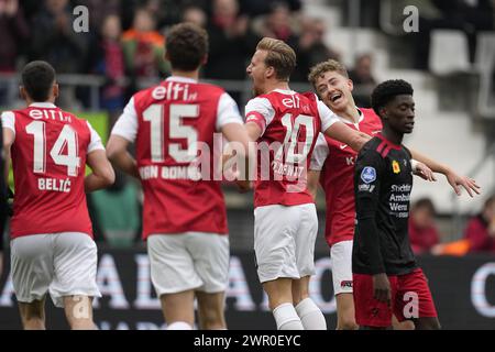 ALKMAAR - Dani de Wit von AZ Alkmaar (c) feiert das 1-0 während des niederländischen Eredivisie-Spiels zwischen AZ Alkmaar und Excelsior Rotterdam im AFAS-Stadion am 10. März 2024 in Alkmaar, Niederlande. ANP ED VAN DE POL Stockfoto