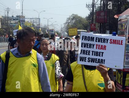 Silguri, Westbengalen, INDIEN. März 2024. Mitglieder des Tibetischen Jugendkongresses nehmen zusammen mit anderen Tibetischen Fahnen und Plakaten an einer Kundgebung Teil, während sie chinesische Fahnen anläßlich des 65. Jahrestages des Tibetischen Aufstands gegen die chinesische Besetzung Tibets in Siliguri verbrennen. (Kreditbild: © Diptendu Dutta/ZUMA Press Wire) NUR REDAKTIONELLE VERWENDUNG! Nicht für kommerzielle ZWECKE! Stockfoto