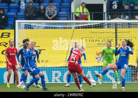 Prenton Stadium Marie Hobinger von Liverpool schießt während des WSL-Fußballspiels zwischen Liverpool und Leicester City, einem Heimspiel für Liverpool, Prenton Park Stadium (Terry Scott/SPP) Stockfoto