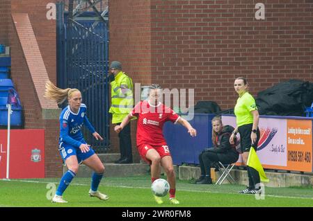 Prenton Stadium Mia Enderby aus Liverpool am Ball während des WSL-Fußballspiels zwischen Liverpool und Leicester City , einem Heimspiel für Liverpool, Prenton Park Stadium (Terry Scott / SPP) Stockfoto