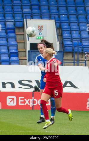 Liverpool, Großbritannien. März 2024. Prenton Stadium Sam Tierney aus Leicester City und Sophie Lundgaard aus Liverpool in Aktion während des WSL-Fußballspiels zwischen Liverpool und Leicester City, einem Heimspiel für Liverpool, Prenton Park Stadium (Terry Scott/SPP) Credit: SPP Sport Press Photo. /Alamy Live News Stockfoto