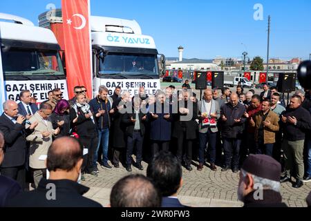 Gaziantep, Turkiye. März 2024. Gaziantep, Turkiye. 10. März 2024. In der südtürkischen Stadt Gaziantep wird ein Konvoi von fünf Lastwagen mit humanitärer Hilfe vorbereitet, der bereit ist, nach Gaza zu fahren. An der Veranstaltung nahmen der Gouverneur von Gaziantep, Kemal Ã‡eber, der Bürgermeister von Gaziantep, Fatima Åžahin, der ehemalige Justizminister und Vizepräsident der Partei für Justiz und Entwicklung, Abdulhamit GÃ¼l, sowie lokale Würdenträger und Unternehmer Teil. Andere Städte in Turkije haben auch Konvois humanitärer Hilfe vorbereitet, die in den bombardierten Gazastreifen fliegen (Credit Image: © Muhammad Stockfoto