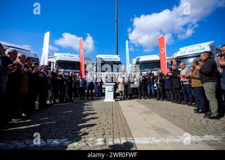 Gaziantep, Turkiye. März 2024. Gaziantep, Turkiye. 10. März 2024. In der südtürkischen Stadt Gaziantep wird ein Konvoi von fünf Lastwagen mit humanitärer Hilfe vorbereitet, der bereit ist, nach Gaza zu fahren. An der Veranstaltung nahmen der Gouverneur von Gaziantep, Kemal Ã‡eber, der Bürgermeister von Gaziantep, Fatima Åžahin, der ehemalige Justizminister und Vizepräsident der Partei für Justiz und Entwicklung, Abdulhamit GÃ¼l, sowie lokale Würdenträger und Unternehmer Teil. Andere Städte in Turkije haben auch Konvois humanitärer Hilfe vorbereitet, die in den bombardierten Gazastreifen fliegen (Credit Image: © Muhammad Stockfoto