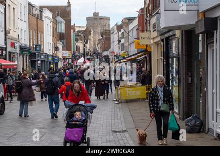 Windsor, Berkshire, Großbritannien. März 2024. Shopper in der Peascod Street, Windsor. Es war heute ein sehr geschäftiger Tag in Windsor, Berkshire, da die Menschen in der Stadt unterwegs waren und die milderen Frühlingstemperaturen genossen. Quelle: Maureen McLean/Alamy Live News Stockfoto