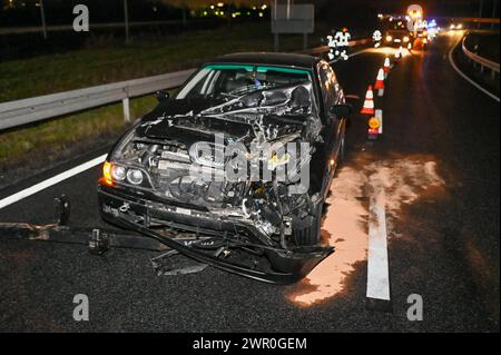 A14/Leipzig - Betrunkener Pole kracht auf Autobahn in LKW: Alkoholtest ergibt 1,38 Promille 05.03.2024 gegen 20,40 Uhr A14 Richtung Dresden, an der Ausfahrt Leipzig-Nord Fotograf: EHL Media/Erik-Holm Langhof Text PM Polizeidirektion Leipzig: Gestern Abend fuhr der Fahrer 27, polnisch eines Pkw BMW auf der Autobahn 14 in Richtung Dresden. In der weiteren Folge kollidierte er mit einem LKW, der ebenfalls auf der Autobahnbahn 14 fuhr und sich vor ihm befand. Durch den Unfall entstand ein Sachschaden in Höhe von etwa 25,000 Euro. Ein vor Ort durchgeführter Atemalkoholtest ergab bei dem 27-Jährigen Stockfoto