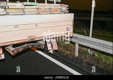 A14/Leipzig - Betrunkener Pole kracht auf Autobahn in LKW: Alkoholtest ergibt 1,38 Promille 05.03.2024 gegen 20,40 Uhr A14 Richtung Dresden, an der Ausfahrt Leipzig-Nord Fotograf: EHL Media/Erik-Holm Langhof Text PM Polizeidirektion Leipzig: Gestern Abend fuhr der Fahrer 27, polnisch eines Pkw BMW auf der Autobahn 14 in Richtung Dresden. In der weiteren Folge kollidierte er mit einem LKW, der ebenfalls auf der Autobahnbahn 14 fuhr und sich vor ihm befand. Durch den Unfall entstand ein Sachschaden in Höhe von etwa 25,000 Euro. Ein vor Ort durchgeführter Atemalkoholtest ergab bei dem 27-Jährigen Stockfoto