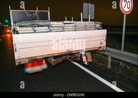 A14/Leipzig - Betrunkener Pole kracht auf Autobahn in LKW: Alkoholtest ergibt 1,38 Promille 05.03.2024 gegen 20,40 Uhr A14 Richtung Dresden, an der Ausfahrt Leipzig-Nord Fotograf: EHL Media/Erik-Holm Langhof Text PM Polizeidirektion Leipzig: Gestern Abend fuhr der Fahrer 27, polnisch eines Pkw BMW auf der Autobahn 14 in Richtung Dresden. In der weiteren Folge kollidierte er mit einem LKW, der ebenfalls auf der Autobahnbahn 14 fuhr und sich vor ihm befand. Durch den Unfall entstand ein Sachschaden in Höhe von etwa 25,000 Euro. Ein vor Ort durchgeführter Atemalkoholtest ergab bei dem 27-Jährigen Stockfoto