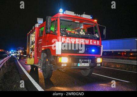 A14/Leipzig - Betrunkener Pole kracht auf Autobahn in LKW: Alkoholtest ergibt 1,38 Promille 05.03.2024 gegen 20,40 Uhr A14 Richtung Dresden, an der Ausfahrt Leipzig-Nord Fotograf: EHL Media/Erik-Holm Langhof Text PM Polizeidirektion Leipzig: Gestern Abend fuhr der Fahrer 27, polnisch eines Pkw BMW auf der Autobahn 14 in Richtung Dresden. In der weiteren Folge kollidierte er mit einem LKW, der ebenfalls auf der Autobahnbahn 14 fuhr und sich vor ihm befand. Durch den Unfall entstand ein Sachschaden in Höhe von etwa 25,000 Euro. Ein vor Ort durchgeführter Atemalkoholtest ergab bei dem 27-Jährigen Stockfoto