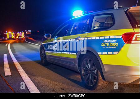 A14/Leipzig - Betrunkener Pole kracht auf Autobahn in LKW: Alkoholtest ergibt 1,38 Promille 05.03.2024 gegen 20,40 Uhr A14 Richtung Dresden, an der Ausfahrt Leipzig-Nord Fotograf: EHL Media/Erik-Holm Langhof Text PM Polizeidirektion Leipzig: Gestern Abend fuhr der Fahrer 27, polnisch eines Pkw BMW auf der Autobahn 14 in Richtung Dresden. In der weiteren Folge kollidierte er mit einem LKW, der ebenfalls auf der Autobahnbahn 14 fuhr und sich vor ihm befand. Durch den Unfall entstand ein Sachschaden in Höhe von etwa 25,000 Euro. Ein vor Ort durchgeführter Atemalkoholtest ergab bei dem 27-Jährigen Stockfoto