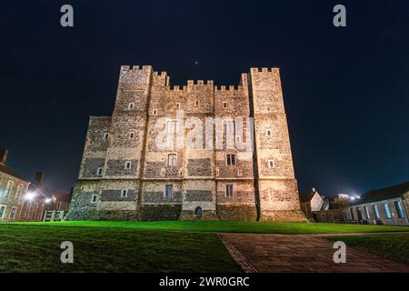 Der große Donjon in Dover Castle, beleuchtet bei Nacht, aus der inneren Vorburg. Errichtet 1170-1180 von Maurice, dem Ingenieur für Heinrich II. Stockfoto