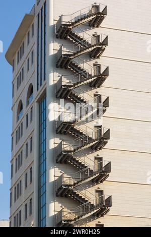 Offene Feuertreppe auf der Seite eines Hochhauses, Nikosia, Türkische Republik Nordzypern. Stockfoto