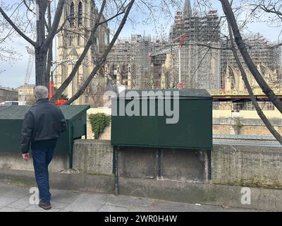 ©PHOTOPQR/L'ALSACE/Vincent VOEGTLIN ; Paris ; 08/03/2024 ; Illustration des bouquinistes de Paris sont des libraires de livres anciens et d’Oase vendant dans des boîtes installées sur une grande partie des quais de seine : sur la rive droite, du pont Marie au quai du Louvre et sur la rive gauche, du quai de la Tournelle au quai Voltaire, à Paris le 8. märz 2024. Paris ; 03.08.2024; die Bouquinisten von Paris sind Buchhändler von alten und gebrauchten Büchern, die in Boxen verkauft werden, die an einem großen Teil der seine-Kais aufgestellt sind: Am rechten Ufer, vom Pont Marie bis zum Quai du Louvre und auf dem Stockfoto