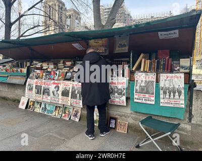 ©PHOTOPQR/L'ALSACE/Vincent VOEGTLIN ; Paris ; 08/03/2024 ; Illustration des bouquinistes de Paris sont des libraires de livres anciens et d’Oase vendant dans des boîtes installées sur une grande partie des quais de seine : sur la rive droite, du pont Marie au quai du Louvre et sur la rive gauche, du quai de la Tournelle au quai Voltaire, à Paris le 8. märz 2024. Paris ; 03.08.2024; die Bouquinisten von Paris sind Buchhändler von alten und gebrauchten Büchern, die in Boxen verkauft werden, die an einem großen Teil der seine-Kais aufgestellt sind: Am rechten Ufer, vom Pont Marie bis zum Quai du Louvre und auf dem Stockfoto