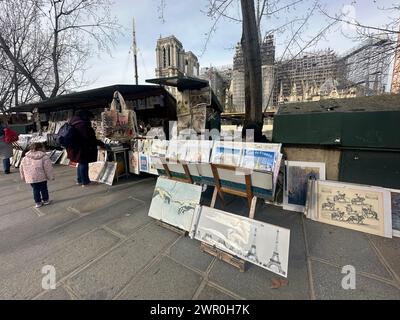 ©PHOTOPQR/L'ALSACE/Vincent VOEGTLIN ; Paris ; 08/03/2024 ; Illustration des bouquinistes de Paris sont des libraires de livres anciens et d’Oase vendant dans des boîtes installées sur une grande partie des quais de seine : sur la rive droite, du pont Marie au quai du Louvre et sur la rive gauche, du quai de la Tournelle au quai Voltaire, à Paris le 8. märz 2024. Paris ; 03.08.2024; die Bouquinisten von Paris sind Buchhändler von alten und gebrauchten Büchern, die in Boxen verkauft werden, die an einem großen Teil der seine-Kais aufgestellt sind: Am rechten Ufer, vom Pont Marie bis zum Quai du Louvre und auf dem Stockfoto