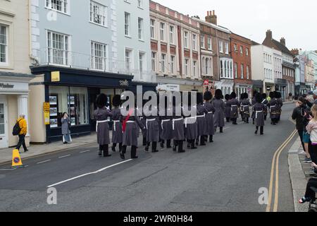 Windsor, Berkshire, Großbritannien. März 2024. Soldaten auf dem Weg von Victoria Barracks nach Windsor Castle für die Changing the Guard in Windsor, Berkshire mit dem 1. Bataillon Welsh Guards und musikalischer Unterstützung durch das 1. Bataillon Welsh Guards Corps of Drums. Quelle: Maureen McLean/Alamy Live News Stockfoto