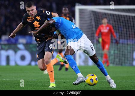 Alessandro Buongiorno vom FC Turin und Victor Osimhen vom SSC Napoli treten am 8. März 2024 im Diego Armando Maradona Stadion in Neapel (Italien) um den Ball an. Stockfoto