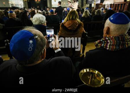 AMSTERDAM - Besucher der portugiesischen Synagoge zur Eröffnungszeremonie des Nationalen Holocaust-Museums. Das Museum befasst sich mit der Geschichte der Judenverfolgung in den Niederlanden. ANP POOL PETER DEJONG niederlande raus - belgien raus Stockfoto