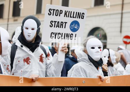 A piazza Santi Apostoli mobilitazione nazionale contro la revisione del codice della strada proposta dal ministro delle Infrastrutture e dei Trasporti, Salvini - Cronaca - Roma, Italia - Domenica , 10 Marzo 2024 (Foto Cecilia Fabiano / LaPresse)&#xa0; Demonstration gegen die neue Verkehrsgesetzgebung, gefördert durch das Ministerium für Verkehr und Infrastruktur Matteo Salvini - Nachrichten - Rom, Italien - Sonntag , 10. März 2024 (Foto Cecilia Fabiano / LaPresse) Stockfoto