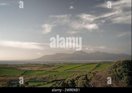 Nordirische Landschaft, heller Wintermorgen mit graublauem Himmel: Dundrum Bay, Newcastle und Mourne Mountains im Hintergrund. Stockfoto