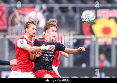 ALKMAAR, NIEDERLANDE - 10. MÄRZ: Dani de Wit von AZ Alkmaar kämpft am 10. März 2024 im AFAS Stadion in Alkmaar, Niederlande, um den Ball mit Casper Widell von Excelsior Rotterdam. (Foto: Pieter van der Woude/Orange Pictures) Stockfoto