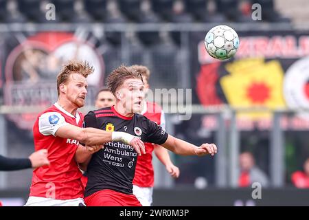 ALKMAAR, NIEDERLANDE - 10. MÄRZ: Dani de Wit von AZ Alkmaar kämpft am 10. März 2024 im AFAS Stadion in Alkmaar, Niederlande, um den Ball mit Casper Widell von Excelsior Rotterdam. (Foto: Pieter van der Woude/Orange Pictures) Stockfoto