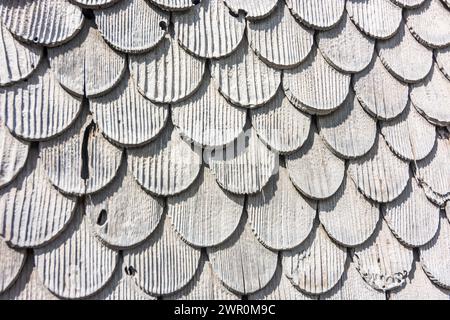 Au: Holzschindeln auf dem Dach, altes Haus in Bregenzerwald, Vorarlberg, Österreich Stockfoto