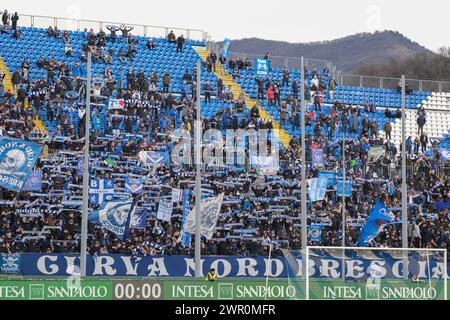 Fans des Brescia Calcio FC während des italienischen Fußballspiels der Serie B zwischen Brescia Calcio und Palermo FC im Mario Rigamonti Stadion Stockfoto