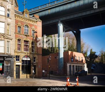 Unter der hohen Brücke in Newcastle Stockfoto