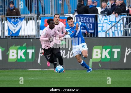 Alexander Jallow von Brescia Calcio FC, gefolgt von Claudio Amarildo Gomes vom FC Palermo während des italienischen Fußballspiels der Serie B zwischen B Stockfoto