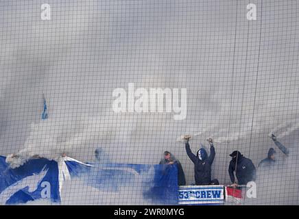 Hamburg, Deutschland. März 2024. Fußball, 2. Bundesliga, 25. Spieltag, FC St. Pauli - Hertha BSC, im Millerntor Stadion. Hertha-Fans verbrennen Rauchfackeln auf den Tribünen. Hinweis: Marcus Brandt/dpa – WICHTIGER HINWEIS: gemäß den Vorschriften der DFL Deutscher Fußball-Liga und des DFB Deutscher Fußball-Bundes ist es verboten, im Stadion und/oder des Spiels aufgenommene Fotografien in Form von sequenziellen Bildern und/oder videoähnlichen Fotoserien zu verwenden oder zu nutzen./dpa/Alamy Live News Stockfoto