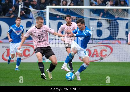 Flavio Bianchi von Brescia Calcio FC im Gegensatz zu Kristoffer Lund vom Palermo FC während des italienischen Fußball-Meisterschaftsspiels der Serie B zwischen Brescia C Stockfoto