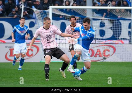 Flavio Bianchi von Brescia Calcio FC im Gegensatz zu Kristoffer Lund vom Palermo FC während des italienischen Fußball-Meisterschaftsspiels der Serie B zwischen Brescia C Stockfoto