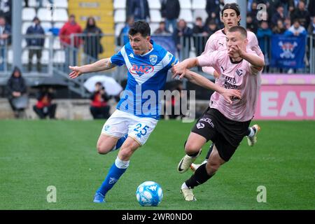 Dimitri Bisoli von Brescia Calcio FC gefolgt von Kristoffer Lund von Palermo FC während des italienischen Fußballspiels der Serie B zwischen Brescia Cal Stockfoto