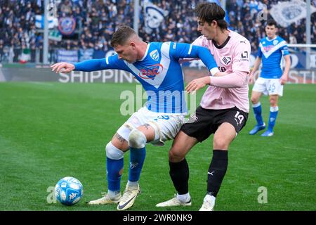 Gennaro Borrelli von Brescia Calcio FC stand im Gegensatz zu Filippo Ranocchia von Palermo FC während des italienischen Fußball-Meisterschaftsspiels der Serie B zwischen Bresc Stockfoto