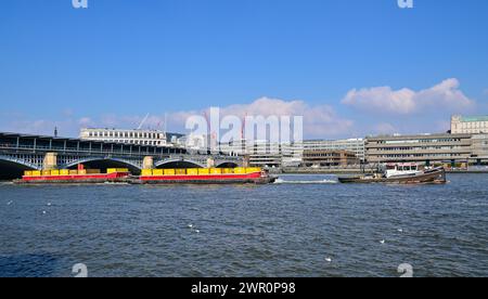 Schlepper "Redoubt", der Binnenschiffe von Abfallbehältern flussabwärts auf der Themse, London, England, Vereinigtes Königreich transportiert. Stockfoto