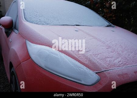Raureif auf gefrorenem Auto in Großbritannien Stockfoto