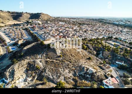 Luftaufnahme der Stadt Rojales mit Monte Calvario und drei Kreuzen vor blauem Himmel. Rojales, Stadt, Spanien Stockfoto