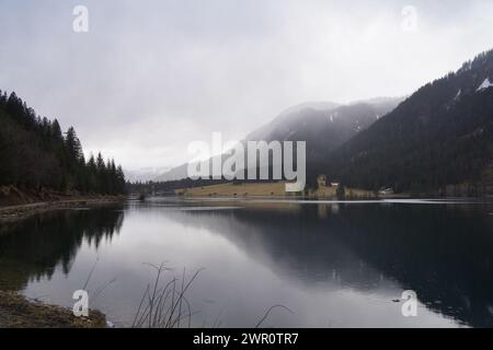 Panoramablick auf den Visalpsee an regnerischen Tagen im Winter Stockfoto